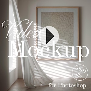 Könnte beinhalten: Eine Video-Mockup-Vorlage für Photoshop mit einem weißen Vorhang, der im Wind weht, einem gerahmten Bild an einer weißen Wand und dem Text "Video Mockup" und "PSD-Datei für Photoshop".