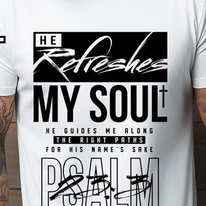 Puede incluir: Camiseta blanca con un diseño gráfico en blanco y negro. El diseño incluye una cruz, las palabras "He Refreshes My Soul" y el texto "He guides me along the right paths for His name's sake. Psalm."