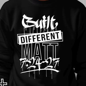 Pode incluir: Camisola preta com texto branco "Built Different Matt 7.24.27". Uma cruz branca está na manga esquerda. As palavras "Only Digital" e "Instant Download" também são visíveis.