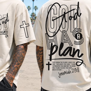 Diseño de camiseta cristiana para hombre en formato SVG y PNG: Dios tiene un plan, versículo bíblico, Jesús (descarga digital).