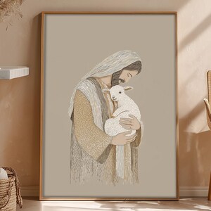 Könnte beinhalten: Gerahmte Illustration einer Figur in Gewändern, die ein Lamm hält. Das Kunstwerk verwendet eine neutrale Farbpalette aus Beige, Braun und Weiß. Das Bild vermittelt ein Gefühl von Frieden und Mitgefühl, passend für religiöse oder inspirierende Dekorationen.