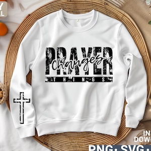 Peut inclure: Sweat-shirt blanc avec un graphisme noir vieilli qui dit "PRAYER changes THINGS".
