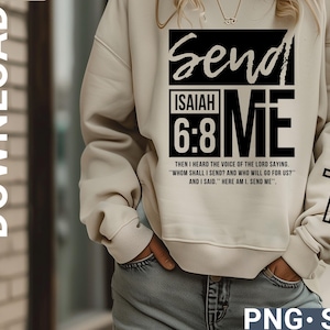 Peut inclure: Un sweat-shirt beige avec un motif graphique noir qui dit "Send 6:8 Me" et inclut le texte "Isaiah" et une citation de la Bible. Le graphique comprend également une croix noire.