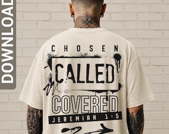 Puede incluir: Una camiseta de color beige con texto gráfico negro en la parte posterior. El diseño incluye las palabras CHOSEN, CALLED y COVERED, junto con la referencia bíblica JEREMIAH 1:5. El gráfico incorpora efectos de salpicaduras de pintura.