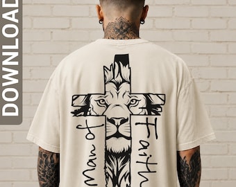 Può includere: Una t-shirt beige a maniche corte con una grande grafica nera sul retro. Il design mostra una croce integrata con il volto di un leone, il testo "Man of Faith" e il riferimento biblico "Corinthians 16:13" stampati in inchiostro nero.