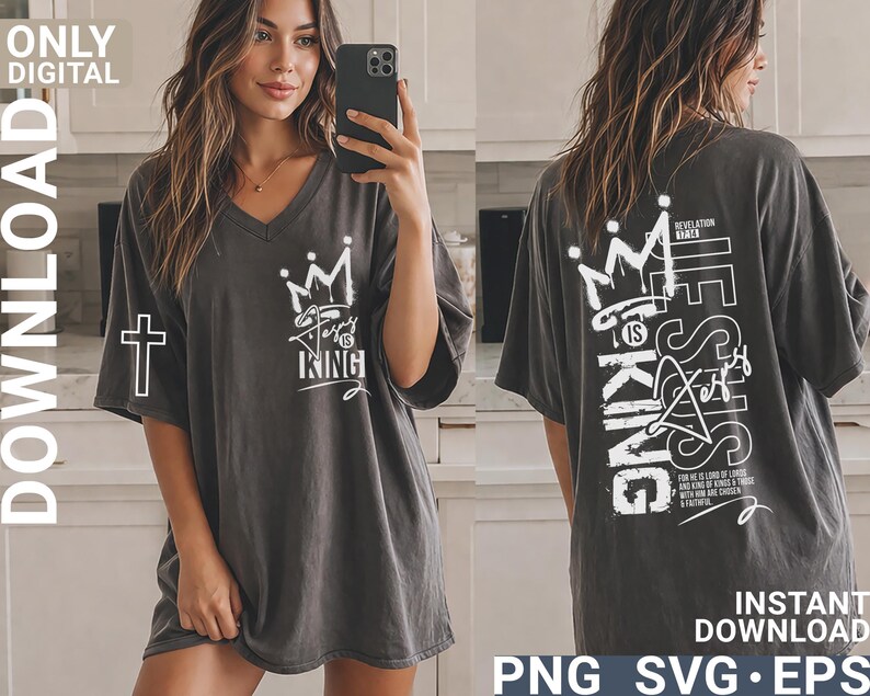 Puede incluir: Camiseta gris oscuro con cuello en V con un gr&aacute;fico de corona blanca y el texto "Jesus is King". La parte posterior de la camisa presenta un gr&aacute;fico m&aacute;s grande con el texto "He is King" y texto adicional. Una cruz blanca est&aacute; en la manga izquierda.