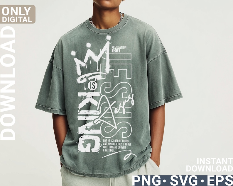 Puede incluir: Una camiseta verde salvia con el texto "JESUS IS KING" en blanco, con un estilo de grafiti. La camiseta tambi&eacute;n presenta un gr&aacute;fico de corona y las palabras "REVELATION 17:14" y "FOR HE IS LORD OF LORDS AND KING OF KINGS & THOSE WITH HIM ARE CHOSEN & FAITHFUL."