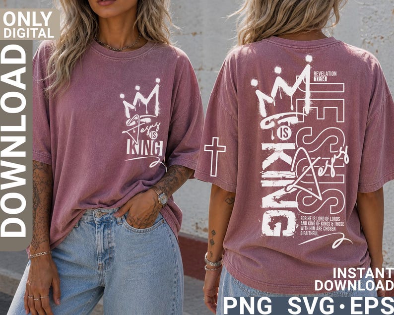 Puede incluir: Una camiseta de color rosa polvoriento con el texto "Jesus is King" y un gr&aacute;fico de corona en la parte delantera. La parte posterior de la camiseta presenta el texto "Jesus is King" verticalmente, una corona y una cruz.