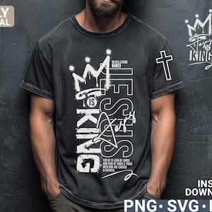 Puede incluir: Camiseta negra con un dise&ntilde;o gr&aacute;fico blanco. El dise&ntilde;o incluye las palabras "Jes&uacute;s es Rey" en disposici&oacute;n vertical, una corona y una cruz. La camiseta tambi&eacute;n tiene el texto "Apocalipsis 19:16" y la frase "Porque &eacute;l es Se&ntilde;or de se&ntilde;ores y Rey de reyes, y los que est&aacute;n con &eacute;l son elegidos y fieles."