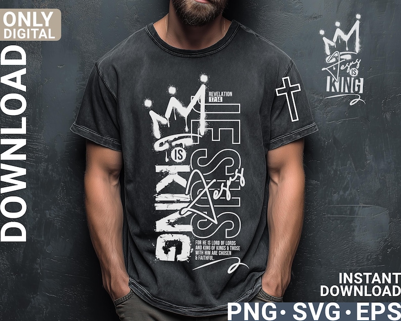 Puede incluir: Camiseta negra con un dise&ntilde;o gr&aacute;fico blanco. El dise&ntilde;o incluye las palabras "Jes&uacute;s es Rey" en disposici&oacute;n vertical, una corona y una cruz. La camiseta tambi&eacute;n tiene el texto "Apocalipsis 19:16" y la frase "Porque &eacute;l es Se&ntilde;or de se&ntilde;ores y Rey de reyes, y los que est&aacute;n con &eacute;l son elegidos y fieles."