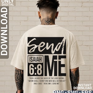 Op de afbeelding: Een beige t-shirt met korte mouwen en een grote zwarte afbeelding op de achterkant. Het ontwerp bevat de tekst "Send" in een handschriftlettertype, "ISAIAH 6:8" in blokletters en het woord "ME" in grote letters, gevolgd door het bijbelvers.
