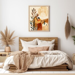 Puede incluir: Una ilustraci&oacute;n enmarcada de dos personas abraz&aacute;ndose frente a una casa y una colina. La ilustraci&oacute;n es de estilo minimalista con colores apagados, incluyendo marr&oacute;n, naranja y beige.