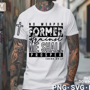 Pode incluir: Uma camiseta branca com um design gráfico preto que diz "No weapon formed against me shall prosper" com a referência bíblica "Isaiah 54:17".