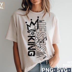 Puede incluir: Camiseta beige con un dise&ntilde;o gr&aacute;fico negro. El dise&ntilde;o incluye una corona, las palabras "Life is King Jesus" y un vers&iacute;culo b&iacute;blico. Las palabras "Only Digital Download" est&aacute;n en el lado izquierdo de la camiseta.