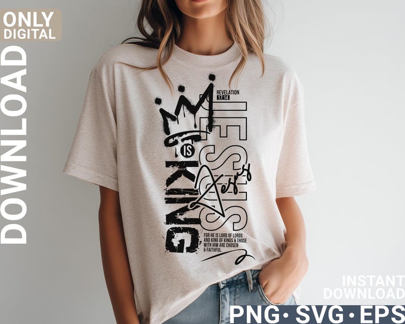 Puede incluir: Camiseta beige con un dise&ntilde;o gr&aacute;fico negro. El dise&ntilde;o incluye una corona, las palabras "Life is King Jesus" y un vers&iacute;culo b&iacute;blico. Las palabras "Only Digital Download" est&aacute;n en el lado izquierdo de la camiseta.