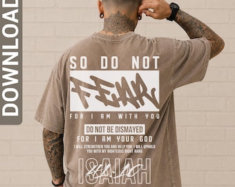 Puede incluir: Una camiseta marrón de manga corta con texto blanco en la parte posterior que dice: SO DO NOT FEAR FOR I AM WITH YOU. DO NOT BE DISMAYED FOR I AM YOUR GOD. I WILL STRENGTHEN YOU AND HELP YOU; I WILL UPHOLD YOU WITH MY RIGHTEOUS RIGHT HAND. ISAIAH.