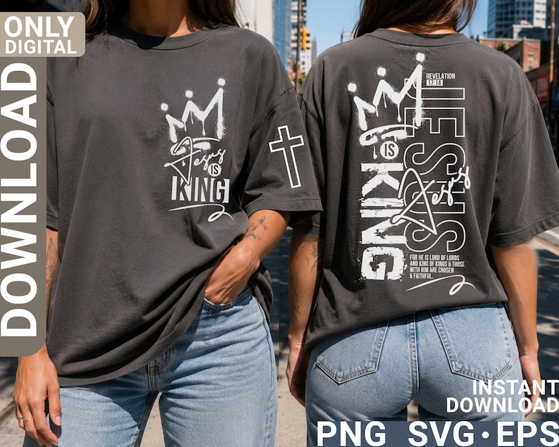 Puede incluir: Camiseta gris oscuro con la frase "Jesus is King" y un gr&aacute;fico de corona en la parte delantera. La parte trasera de la camiseta presenta la frase "Jesus is King" verticalmente, con texto adicional y un gr&aacute;fico de corona. Una cruz est&aacute; en la manga.
