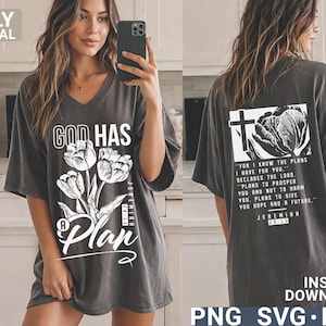 Könnte beinhalten: Dunkelgraues V-Ausschnitt-T-Shirt mit dem Text "GOD HAS A Plan" und einem floralen Design. Auf der Rückseite des Shirts befindet sich ein Kreuz und ein Zitat aus Jeremia 29:11. Digitaler Download.