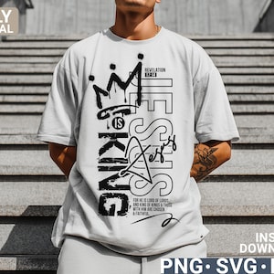 Puede incluir: Camiseta gris claro con un dise&ntilde;o gr&aacute;fico negro. El dise&ntilde;o incluye una corona, las palabras "JESUS IS KING" y texto de Apocalipsis. La camiseta es una descarga digital.