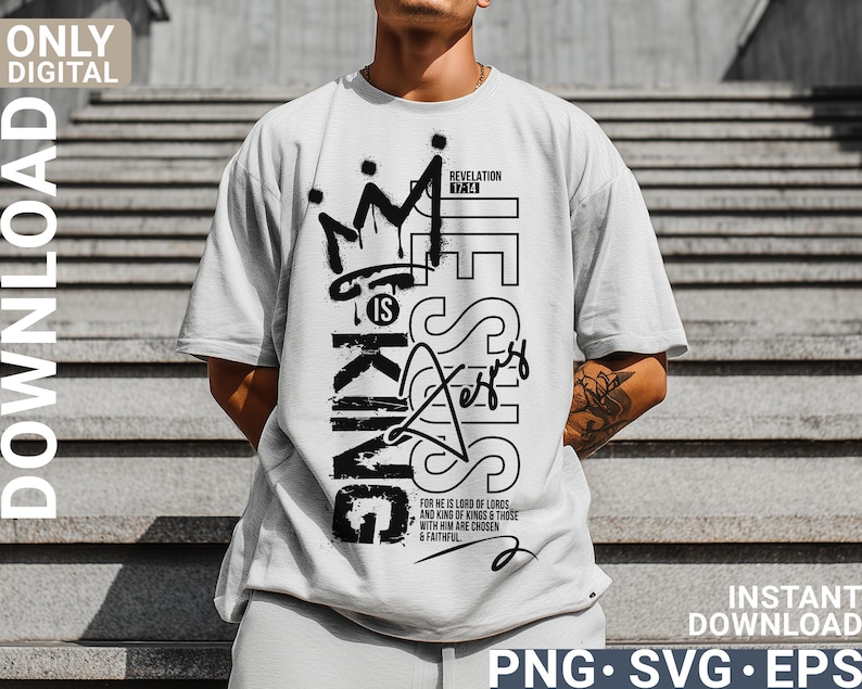 Puede incluir: Camiseta gris claro con un dise&ntilde;o gr&aacute;fico negro. El dise&ntilde;o incluye una corona, las palabras "JESUS IS KING" y texto de Apocalipsis. La camiseta es una descarga digital.