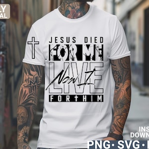 Könnte beinhalten: Ein weißes T-Shirt mit einem schwarzen Grafikdesign, auf dem "Jesus Died For Us Now Live For Him" steht. Das Grafikdesign beinhaltet ein Kreuz und ein stilisiertes Wort "Live" mit einem schwarz-weißen Grunge-Effekt.
