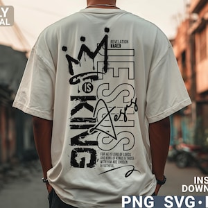 Puede incluir: Camiseta color crema con un dise&ntilde;o gr&aacute;fico negro en la espalda. El dise&ntilde;o incluye una corona, las palabras "JESUS IS KING" y texto de Apocalipsis 17:14. La camiseta es una descarga digital.