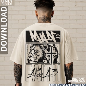 Puede incluir: Una camiseta beige de manga corta con un gráfico negro en la espalda. El diseño incluye el texto MAN OF FAITH, una ilustración de una cabeza de león, una cruz y la referencia bíblica 1 CORINTHIANS 16:13 en un diseño de bloques.