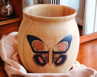 Vase en bois de tilleul  avec papillon incrusté