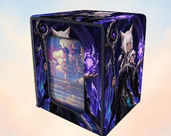 Puede incluir: Una caja para barajas cuadrada con una ilustración de fantasía en tonos morados y azules de un personaje de pelo blanco con orejas de gato que sostiene un bastón y un orbe brillante. La parte frontal tiene una ventana con una carta.