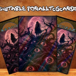 Op de afbeelding: Drie rechthoekige ruilkaarthoezen met een dark fantasy illustratie van een eenzame figuur die op een massa ogen staat onder een grote roze maan. De tekst SUITABLE FORALLTCGCARDS staat in het wit bovenaan de afbeelding gedrukt.