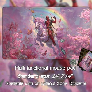 Puede incluir: Alfombrilla de ratón rectangular con una colorida ilustración de un personaje montado en un unicornio a través de un paisaje de fantasía con un arcoíris y mariposas. La alfombrilla mide 61 cm x 36 cm. El texto dice "Multi functional mouse pad" y "Standard size 24'X14".