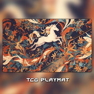 Può includere: Tappetino da gioco TCG rettangolare con un unicorno bianco che salta in mezzo a un vivace design floreale. L'opera d'arte include elementi arancioni, blu e bianchi su uno sfondo scuro. Il testo "TCG PLAYMAT" è visualizzato in basso.