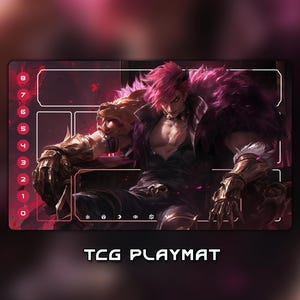 Könnte beinhalten: Rechteckige TCG-Spielmatte mit einer Charakterillustration. Das Design zeigt eine Figur mit pinken Haaren und goldener Rüstung vor einem dunkelroten und schwarzen Hintergrund. Die Spielmatte enthält Zonen für die Kartenplatzierung. Der Text "TCG PLAYMAT" steht unten.