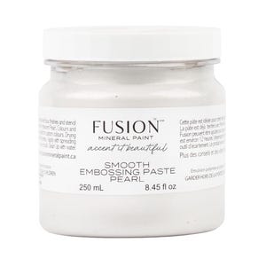 Puede incluir: Un tarro blanco de pasta de relieve suave Fusion Mineral Paint Pearl. El tarro está etiquetado con el nombre de la marca, el nombre del producto y el tamaño: 8,45 fl oz (250 ml).