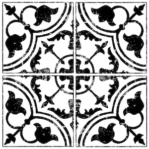 Op de afbeelding: Zwart-witte tegelpatroon met een verweerde, vintage uitstraling. Het ontwerp heeft een herhalend motief van gestileerde bladeren en geometrische vormen.