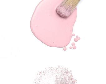 Könnte beinhalten: Eine Probe von Millennial Pink Milchfarbe, eine hellrosa Farbe, mit einem Pinsel, der in die Farbe getaucht ist, und einer Pfütze Farbe auf weißem Hintergrund. Der Text "Milchfarbe von FUSION" befindet sich oben im Bild.
