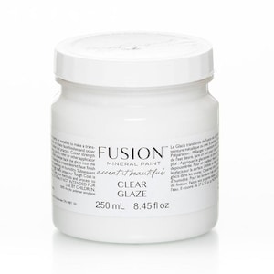 Könnte beinhalten: Ein weißes Glas Fusion Mineral Paint Clear Glaze. Das Glas ist mit dem Markennamen, dem Produktnamen und dem Volumen beschriftet: 250 ml (8,45 fl oz).