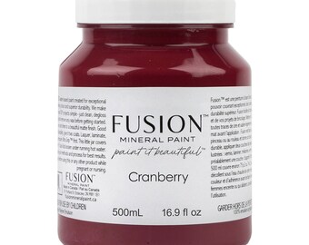 Könnte beinhalten: Ein Glas Fusion Mineralfarbe in der Farbe Cranberry. Das Glas hat einen weißen Deckel und enthält 500 ml Farbe. Das Etikett zeigt den Markennamen und die Farbe an. Das Glas ist tiefrot-burgunderfarben.
