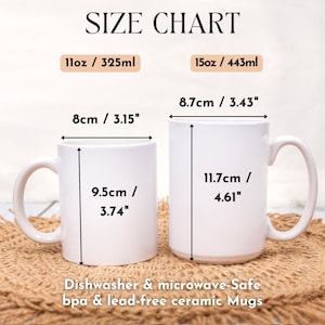 K&ouml;nnte beinhalten: Gr&ouml;&szlig;entabelle f&uuml;r wei&szlig;e Keramikbecher. Der kleinere Becher ist 8 cm breit und 9,5 cm hoch. Der gr&ouml;&szlig;ere Becher ist 8,7 cm breit und 11,7 cm hoch. Der Text lautet "Sp&uuml;lmaschinen- und mikrowellengeeignet, BPA- und bleifreie Keramikbecher."