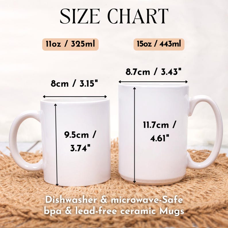 K&ouml;nnte beinhalten: Gr&ouml;&szlig;entabelle f&uuml;r wei&szlig;e Keramikbecher. Der kleinere Becher ist 8 cm breit und 9,5 cm hoch. Der gr&ouml;&szlig;ere Becher ist 8,7 cm breit und 11,7 cm hoch. Der Text lautet "Sp&uuml;lmaschinen- und mikrowellengeeignet, BPA- und bleifreie Keramikbecher."