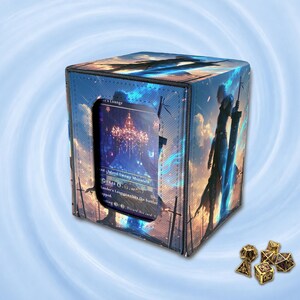 Op de afbeelding: Een vierkante deckbox met een blauwe en oranje fantasy-illustratie van een personage met een groot zwaard, voorzien van een doorzichtig venster met een ruilkaart erin. Zeven goudkleurige veelzijdige dobbelstenen liggen in de rechterbenedenhoek.