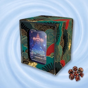 Peut inclure: Une boîte de jeu rectangulaire ornée d'un motif de vagues tourbillonnantes vert foncé, rouge et doré, avec une fenêtre transparente affichant une carte à collectionner. Sept dés polyédriques noirs et rouges à chiffres dorés sont posés à côté.