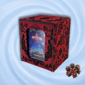 Puede incluir: Una caja para barajas roja con un patrón de damasco negro y un gráfico de araña en la parte superior. La caja tiene una ventana transparente que muestra una carta con una ilustración de candelabro. Siete dados poliédricos rojos y negros.