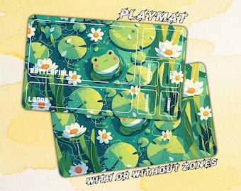 Puede incluir: Alfombrilla de juego con un diseño de estanque, que muestra nenúfares, flores blancas y una rana verde. La alfombrilla tiene zonas de juego y el texto "PLAYMAT" y "WITH OR WITHOUT ZONES".