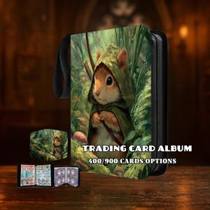 Puede incluir: Un álbum de cartas coleccionables negro con cierre de cremallera y asa negra. La portada presenta una ilustración detallada de una ardilla con una capa con capucha verde en un entorno forestal. Texto: "TRADING CARD ALBUM 400/900 CARDS OPTIONS."