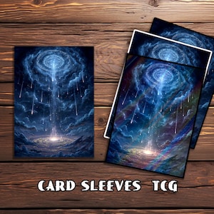 Puede incluir: Fundas para cartas con un diseño cósmico. Una luz azul brillante emana de un punto central, rodeada por una galaxia arremolinada y estrellas fugaces. El texto "CARD SLEEVES TCG" está impreso en la parte inferior.