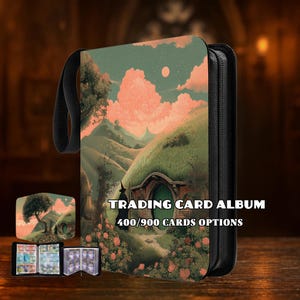 Può includere: Un album di carte collezionabili nero con un'illustrazione di paesaggio raffigurante una buca di hobbit, un mago e un tramonto. L'album ha un manico nero e una cerniera. Il testo sull'album recita "TRADING CARD ALBUM 400/900 CARDS OPTIONS."