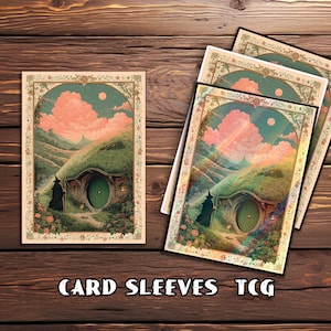 Op de afbeelding: Kaarthoezen met een fantasietoneel met een hobbitgat, een tovenaar en een zonsondergang. De hoezen hebben een decoratieve rand en de tekst "CARD SLEEVES TCG". De afbeelding staat tegen een houten achtergrond.