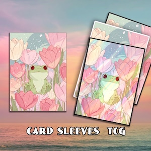 Fundas para cartas, fundas para cartas TCG, fundas personalizadas, fundas para cartas mágicas, regalos para gamers, linda rana en un campo de tulipanes