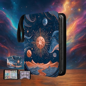 Peut inclure: Un classeur à cartes zippé avec un motif céleste représentant un éclat de soleil, des planètes et un paysage dans des tons de bleu, orange et or. Comprend un petit cube assorti et deux porte-cartes ouverts.
